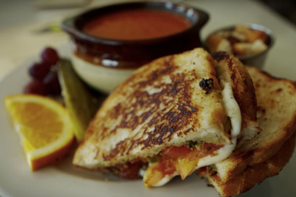 joy-cafe-grilled-cheese-tomato-soup-600x400