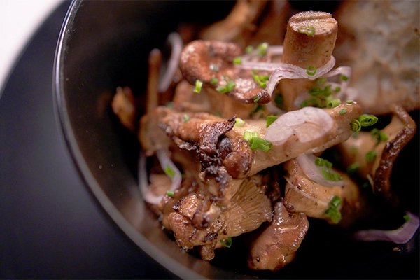 Chanterelles with crispy shallots from Aria 