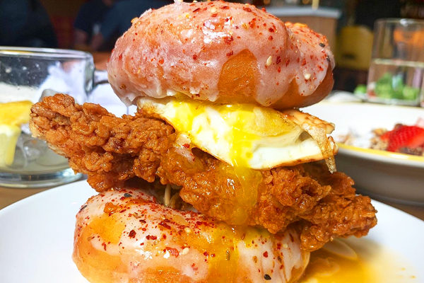 Beetlecat - Nashville Hot Chicken Donut Sandwich | Photo: Facebook/beetlecatatl