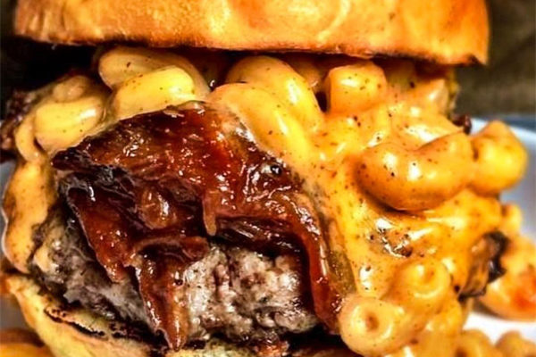 Paige's Pastries - Jacked Up Mac Burger | Photo: Instagram/paigespastriesatl