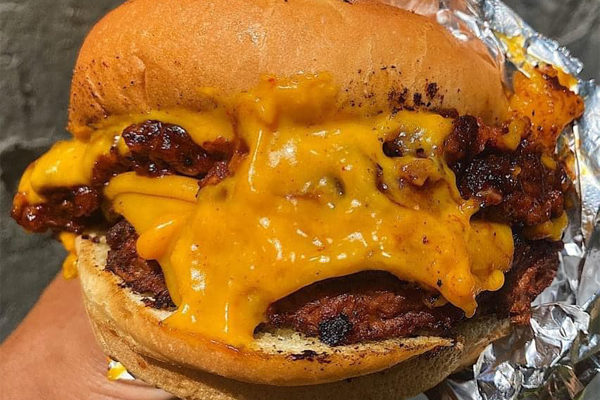 WTF! Food Truck - Chili Cheezburger | Photo: Facebook/WTF-Vegan-Fast-Food-2224541977824082