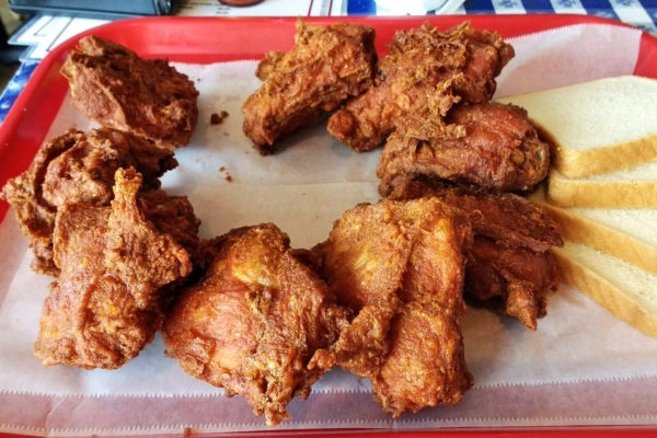 Gus' World Famous Fried Chicken | Photo: Yelp