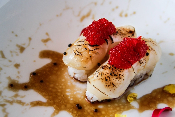Eight Sushi - Hotate (Wild Hokkaido Scallops) - Seared, wasabi yuzu, spicy caviar | Photo: Facebook/eightsushiatl