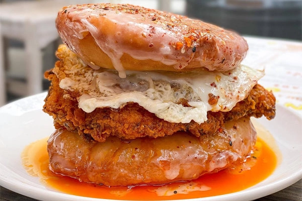 Beetlecat - Nashville Hot Glazed Chicken Sandwich | Photo: Facebook/beetlecatatl