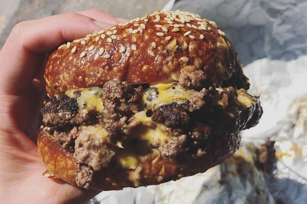 Evergreen Butcher & Baker - Cheeseburger | Photo: Instagram/evergreenbutcherandbaker