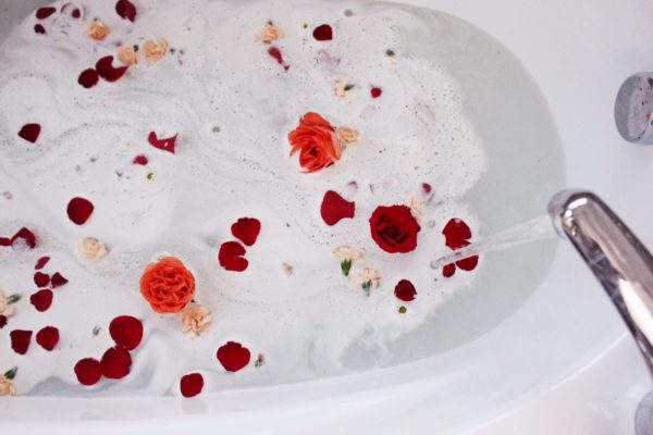 Rose Milk Bath | Photo: ZoeWithLove.Me