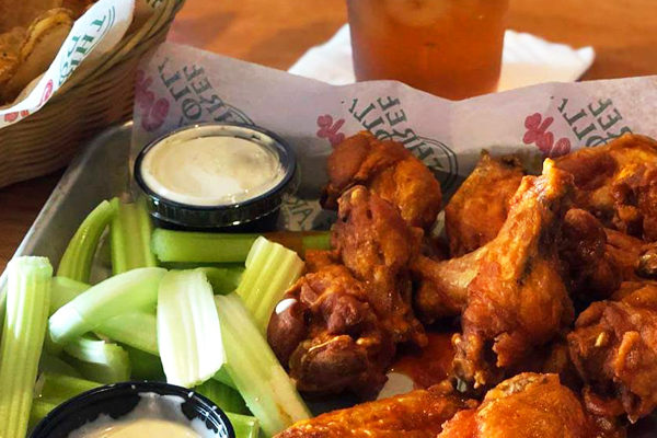 Three Dollar Cafe - Wings | Photo: Facebook/threedollarcafemain