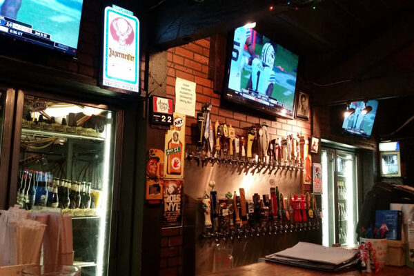 the bar and draft beer offered at north river tavern in sandy springs