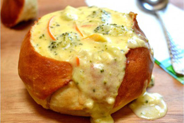 Broccoli Cheddar Soup In Bread Bowl | Photo: tastykitchen.com