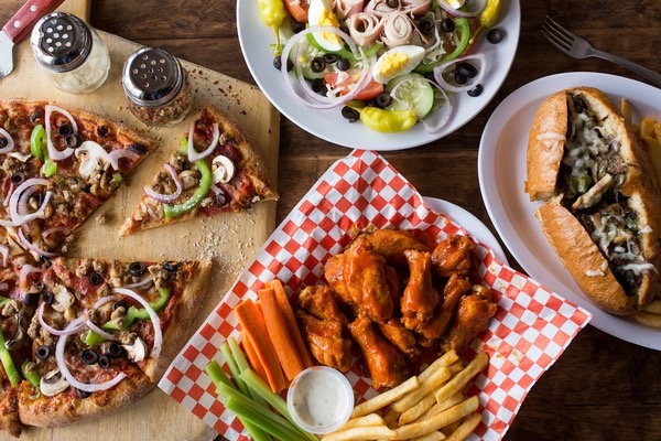 Whitehall Tavern- Pizza, wings, salad | Photo: Ubereats.com