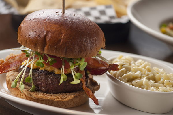 Hudson Grille- Burger and Mac n cheese | Photo: Midtownatl.com