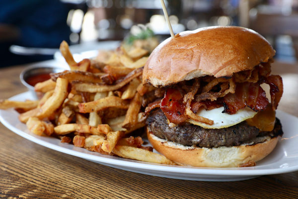 Salt Factory Pub - Burger | Photo: Facebook/saltfactorypub